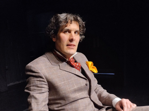 Photograph of Will Govan performing as Oscar Wilde in 'Work is the Curse of the Drinking Classes'.
