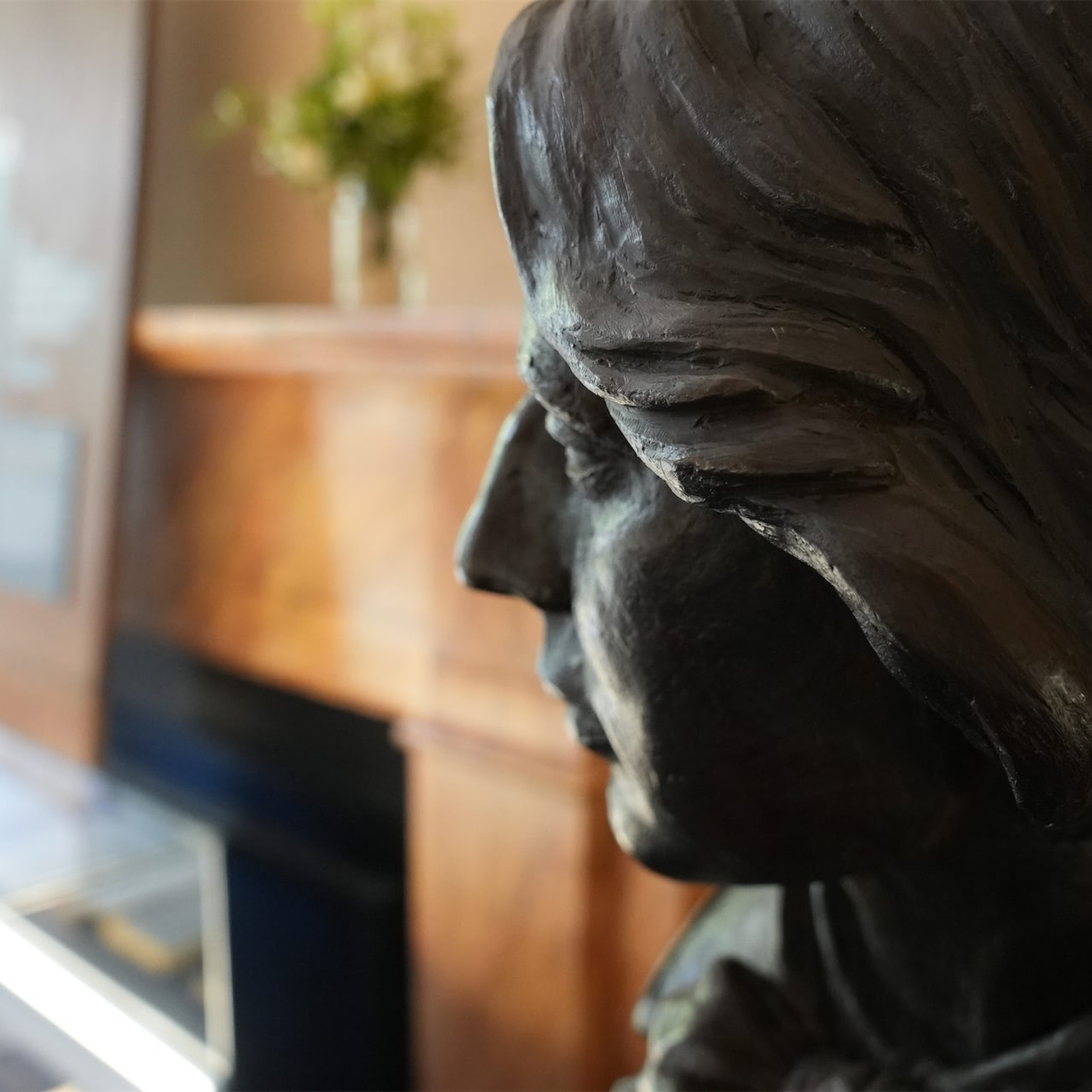 Photograph of a bust of Oscar Wilde.