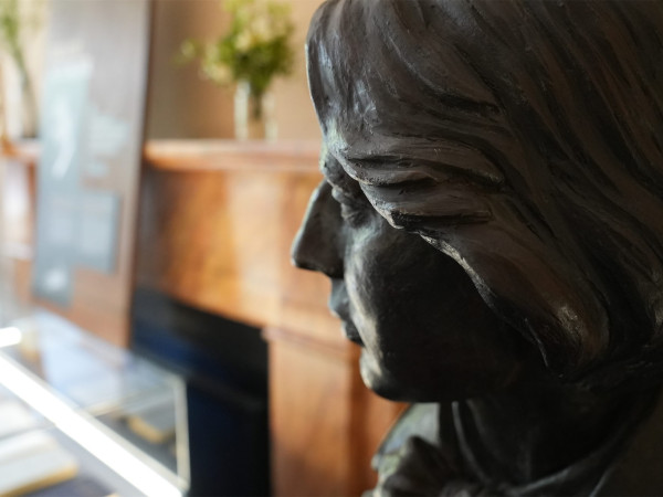 Photograph of a bust of Oscar Wilde.